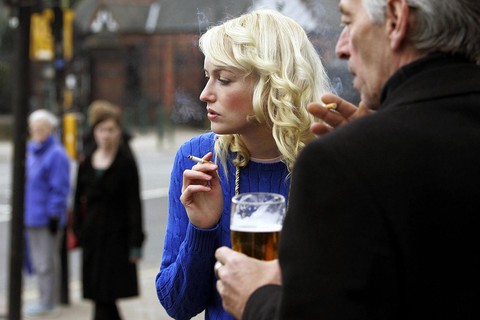 Prace nad zakazem palenia w pubowych ogródkach wstrzymane. Wywołały zbyt wiele kontrowersji