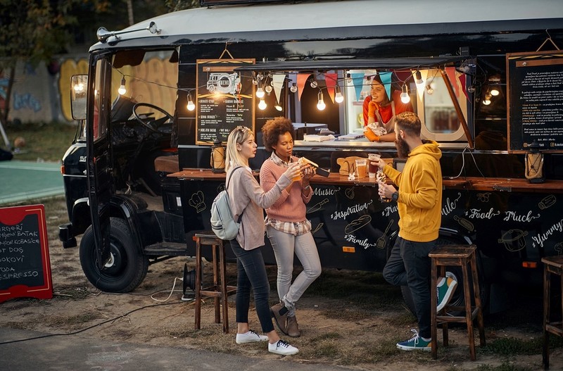 Restauracje znów na fali. Boom na foodtrucki