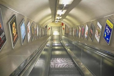 Puste ulice i stacje metra. Londyńczycy korzystają ze świątecznego weekendu