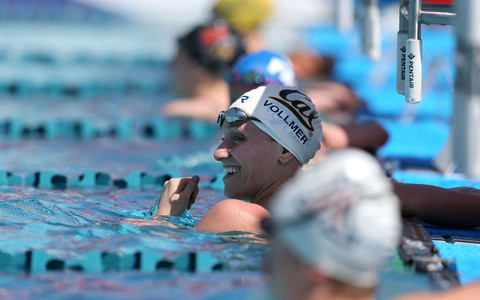 Dana Vollmer races at swim meet, 26 weeks pregnant