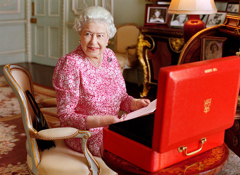 Królowa da pracę za niecałe £19 tys. rocznie