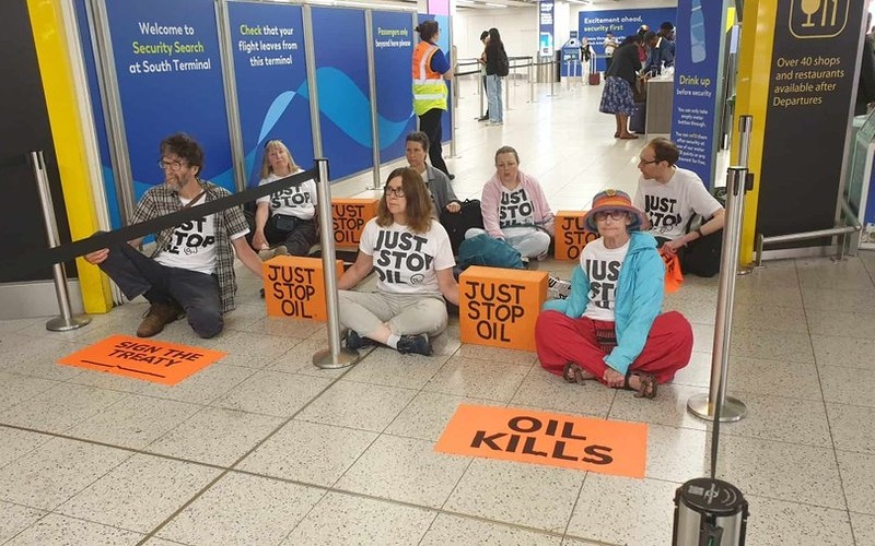 Grupa Just Stop Oil zablokowała stanowiska odlotów na lotnisku Gatwick, wywołując zamieszanie
