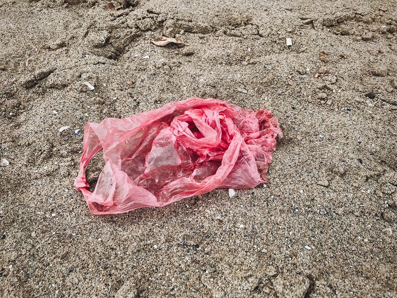 UK: Od wprowadzenia opłat liczba plastikowych toreb na plażach spadła o 80 proc.