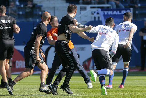Kibice Bastii zaatakowali piłkarzy Lyonu. Zawodnicy schronili się w szatni