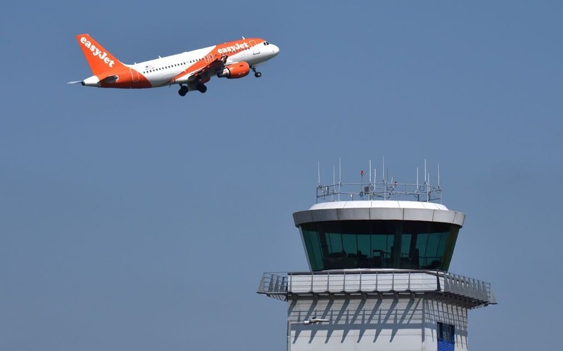 Drugi pilot samolotu easyJet zemdlał w powietrzu. Wezwano służby ratunkowe