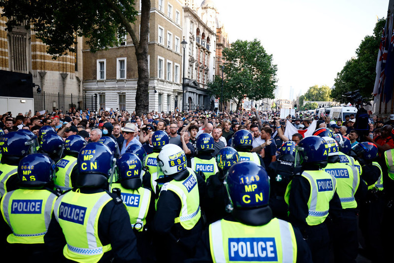 Londyn: Zamieszki przed Downing Street po zabójstwie dzieci w Southport