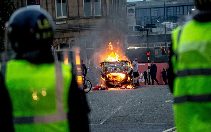Były szef policji porównuje zamieszki w UK do terroryzmu