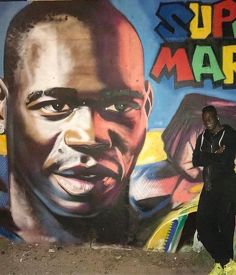  Balotelli celebrates Nice's qualification for Champions League by posing alongside mural of himself