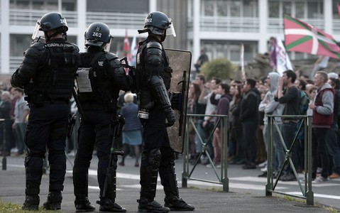 Francja: Trzy kilogramy materiałów wybuchowych i flaga ISIS w mieszkaniu w Marsylii