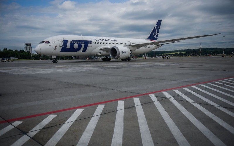 Alarm bombowy na pokładzie samolotu z Warszawy do Newark. Zatrzymano 8 osób
