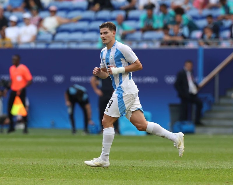 Julián Álvarez leaves Manchester City for Atlético Madrid in club-record sale