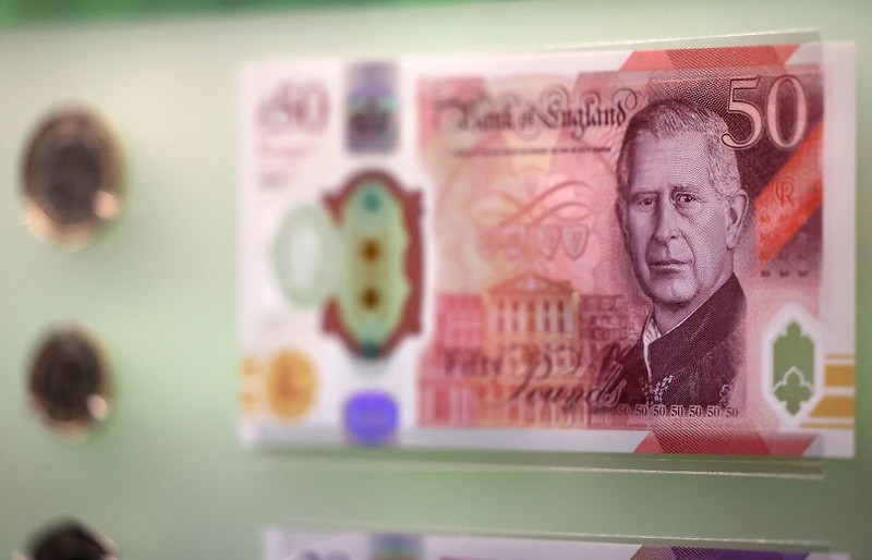 Serię banknotów z portretem Karola III sprzedano za 11-krotność wartości