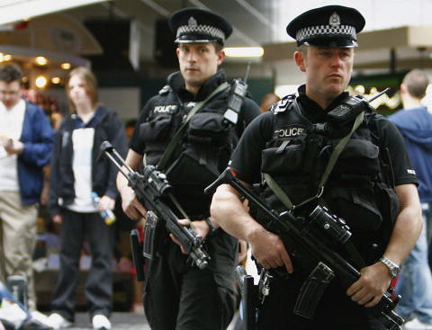 Brytyjska policja będzie strzelać do terrorystów w autach