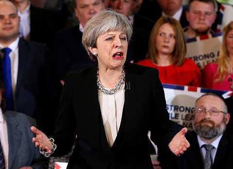 Theresa May unika debaty telewizyjnej. Czego boi się pani premier? 