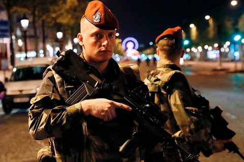 Paryż: Zamach na Polach Elizejskich. "Zaatakowano symbole Francji"