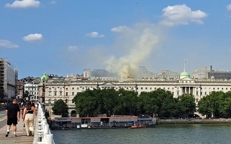 Ponad 120 strażaków walczyło z pożarem Somerset House w Londynie