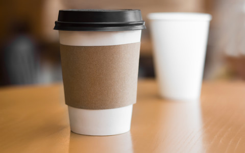 Brytyjskie kawiarnie testują ekologiczne kubki i pokrywki