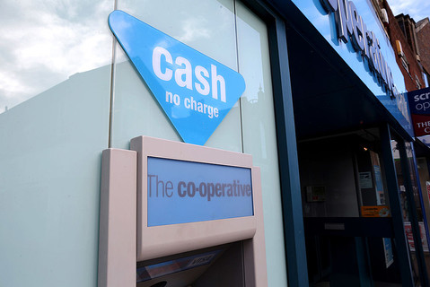 Z brytyjskich sklepów mogą zniknąć darmowe bankomaty