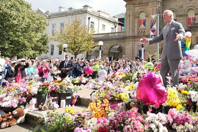 UK: Król odwiedził Southport, gdzie po zabiciu dziewczynek wybuchły zamieszki