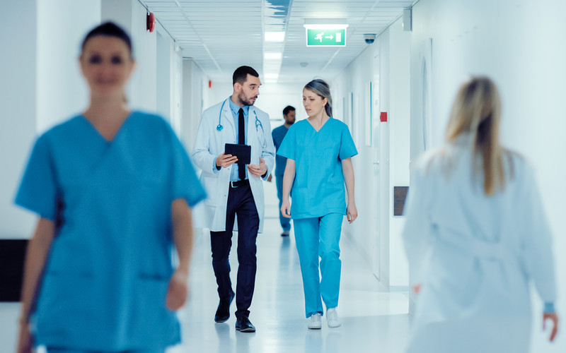 Spadek liczby osób przyjeżdżających do UK do pracy w NHS i opiece społecznej