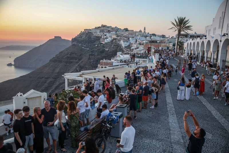 Burmistrz Santorini chce walczyć z nadmierną turystyką, miejscowi narzekają na brak klientów