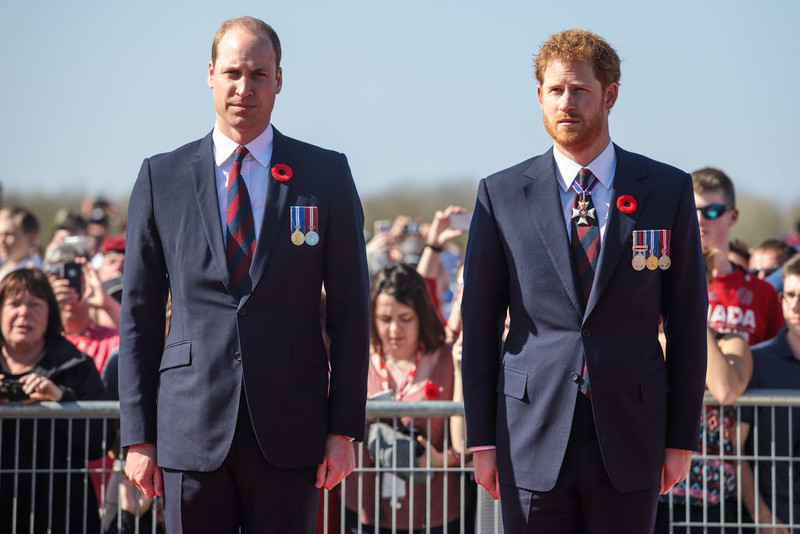William i Harry byli razem na pogrzebie wuja, ale nie zamienili słowa