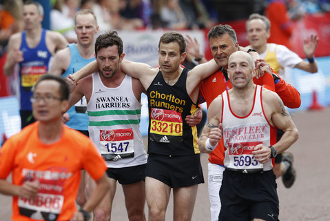 Maraton w Londynie: Pomógł i stał się bohaterem