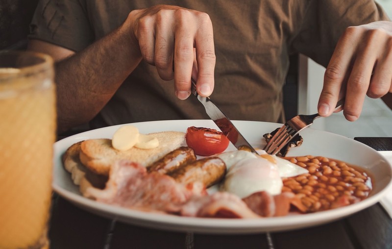 Niezdrowa brytyjska dieta: Za dużo bekonu, sera i soli, coraz więcej zawałów serca