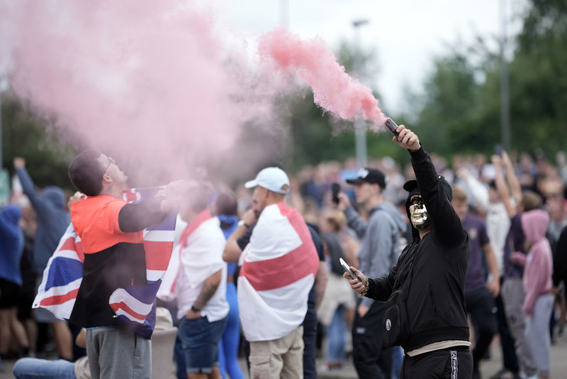 UK: Najdłuższy wyrok po antyimigranckich zamieszkach - 9 lat za podpalenie