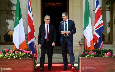 Premier Starmer z wizytą w Irlandii. Na czym polega reset stosunków UK z tym krajem?