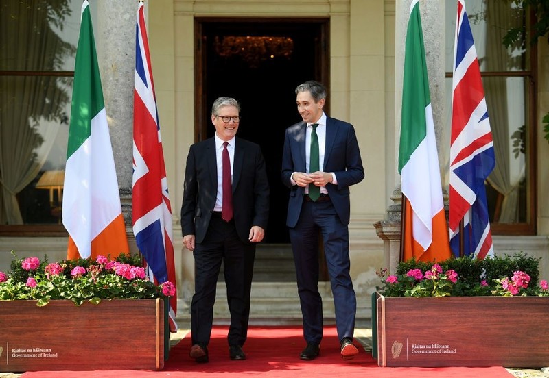 Premier Starmer z wizytą w Irlandii. Na czym polega reset stosunków UK z tym krajem?