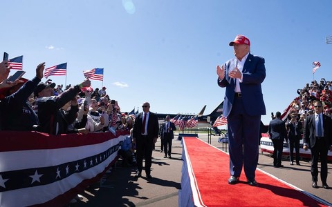 Trump na nieznacznym prowadzeniu w nowym sondażu "NYT"