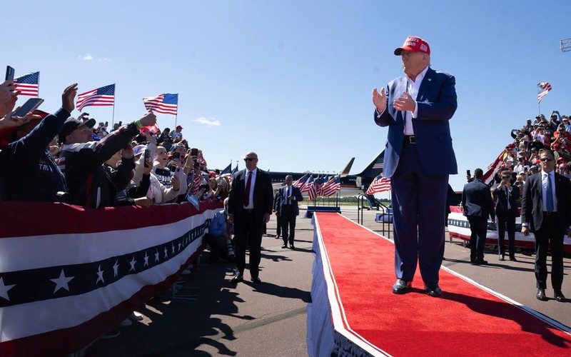 Trump na nieznacznym prowadzeniu w nowym sondażu "NYT"