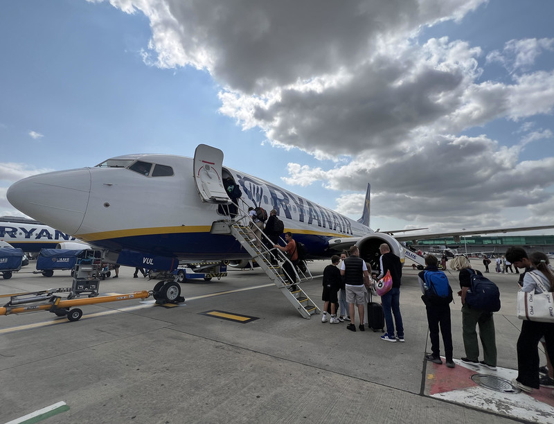 Sąd nakazał liniom Ryanair zwrot pasażerce opłaty za niewymiarowy bagaż podręczny
