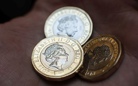Czy "najbezpieczniejsza na świecie" nowa moneta £1 została podrobiona?