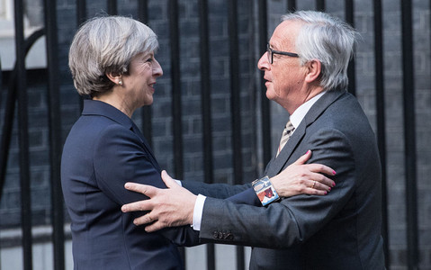 Premier May spotkała się z Junckerem i Barnierem