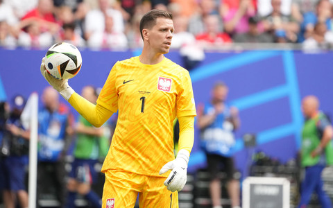 Barcelona seeks experienced goalkeeper, Szczęsny among candidates