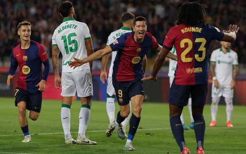 Lewandowski with 49th goal, Barcelona's seventh win of the season