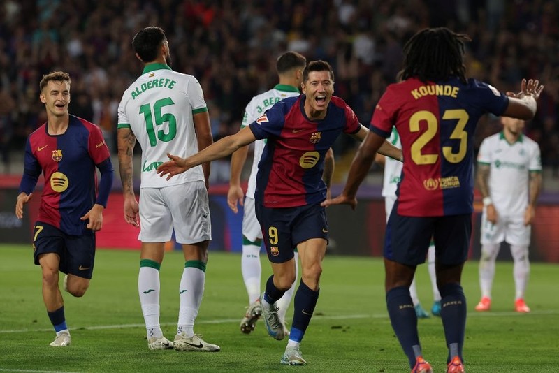 Lewandowski with 49th goal, Barcelona's seventh win of the season