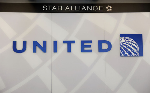 Passenger dragged off plane agrees compensation as United Airlines tries to contain PR catastrophe