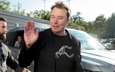 Musk hits back after being shunned from UK summit