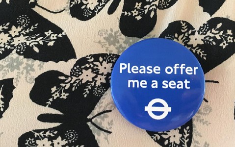 W londyńskim metrze rozdawane są plakietki dla potrzebujących miejsc siedzących