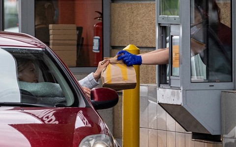 Polakom przejadły się fast foody. Część branży na minusie w wakacje