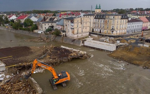 UK Troops Aid Poland After Flood Disaster