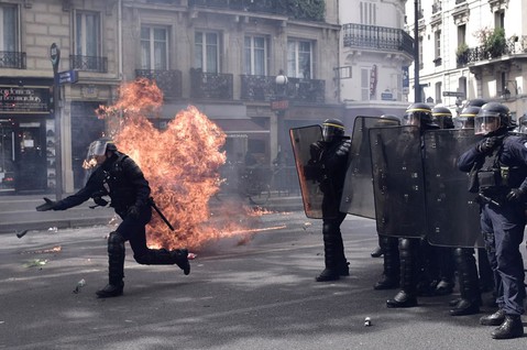 Zamieszki i ranni w Paryżu. Funkcjonariusze użyli gazu łzawiącego
