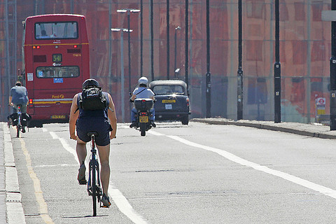 Cycling to work 'almost halves risk of cancer and heart disease'