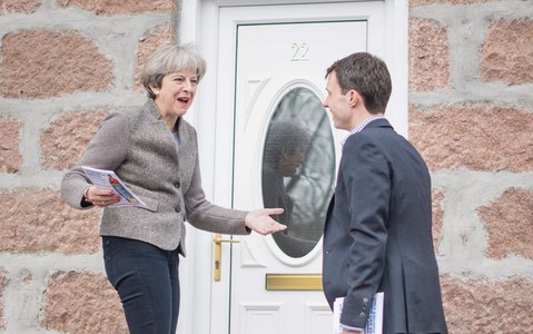 Theresa May pukała do drzwi wyborców w Szkocji. Mieszkańcy udawali, że nie ma ich w domu?