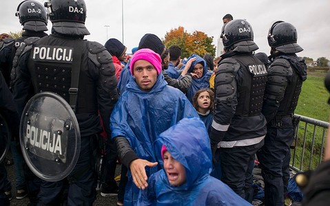 "Guardian": Chorwacka policja pali ubrania, telefony i paszporty migrantów