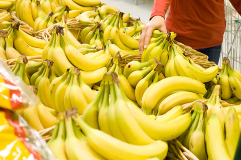 Banany z egzotycznymi pająkami w angielskim supermarkecie