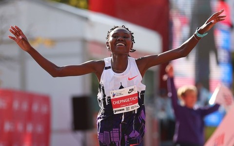 Chicago Marathon: Kenyan Chepngetich's World Record